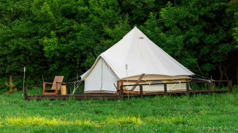 Navigating-Cold-Nights_-Snow-Tent-Setup-Tips