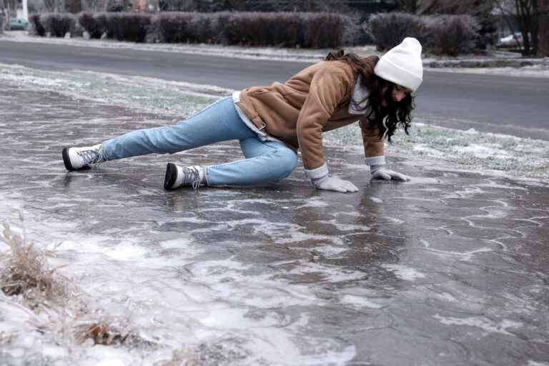 Using-Kitty-Litter-To-Combat-Slippery-Ice